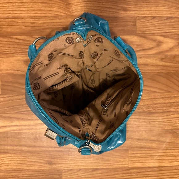 Turquoise faux leather shoulder bag. (11”x15”) 9 pockets. - Picture 4 of 5